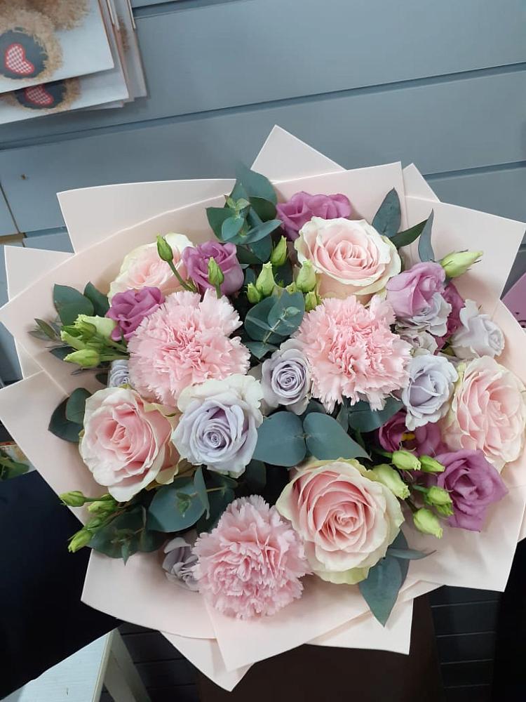 Букет цветов из: Розы, Гвоздики и Лизиантусы в Верхнем Казанище